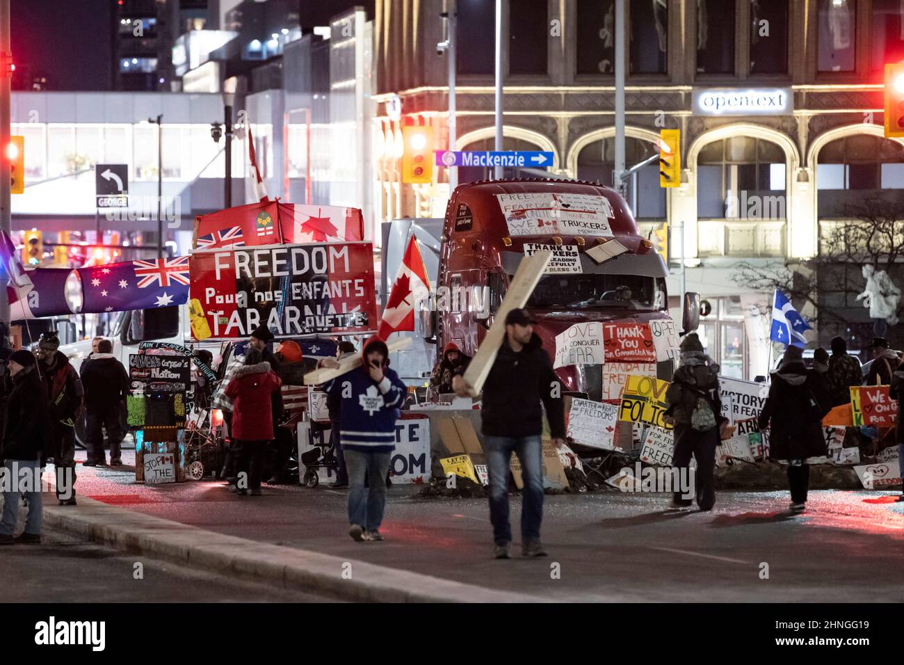 Ottawa, Kanada. 16. Februar 2022. Protestieren gegen Fahrzeuge am Abend des 20th. Tages der Besetzung der Innenstadt von Ottawa durch Demonstranten. Kredit: Sean Burges / Stockfoto
