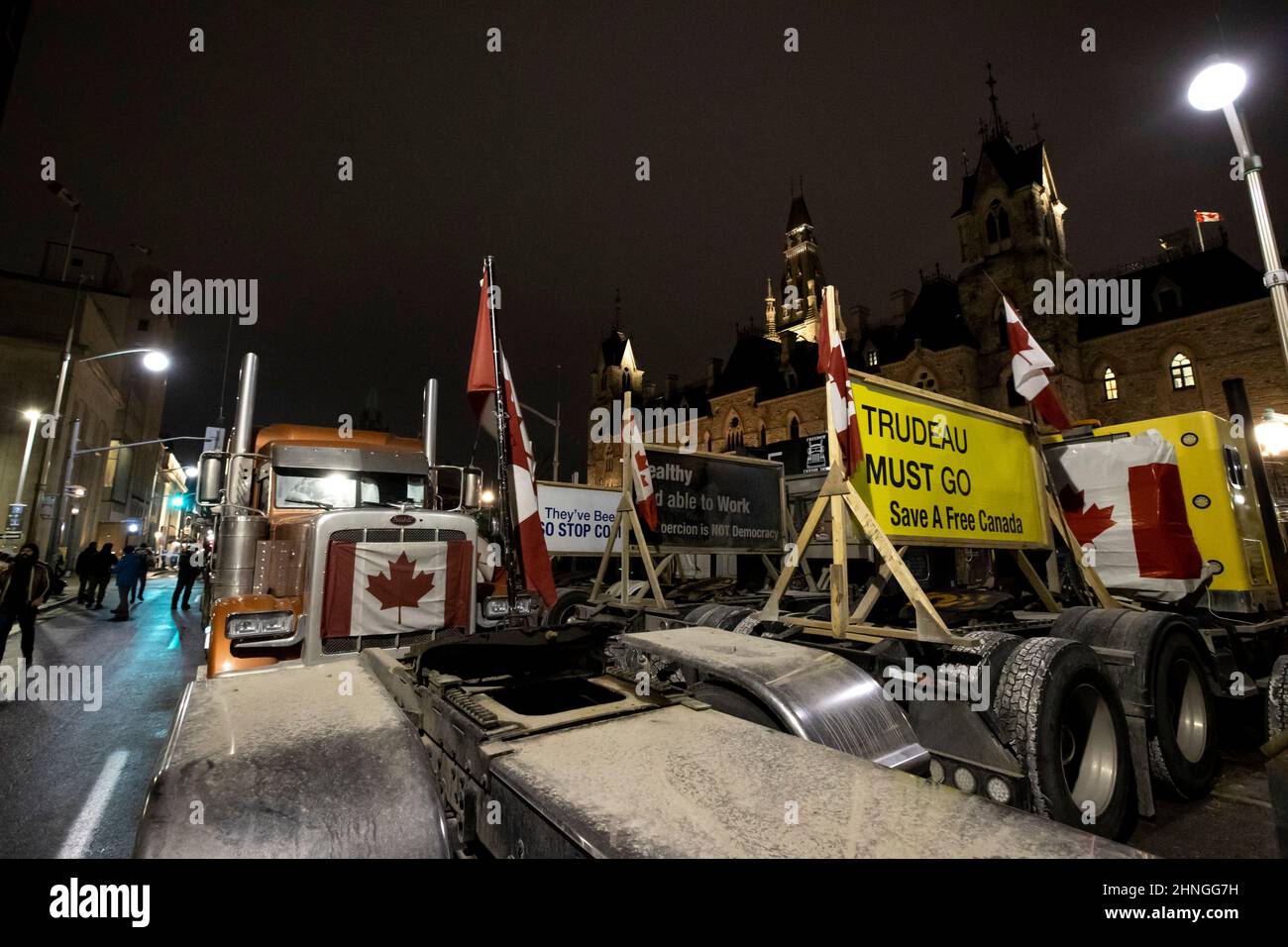 Ottawa, Kanada. 16. Februar 2022. Am Abend des 20th. Tages der Besetzung der Innenstadt von Ottawa durch Demonstranten blockiert ein Tetris-Lastwagen-Rack die Wellington Street vor dem Parlament. Kredit: Sean Burges / Stockfoto