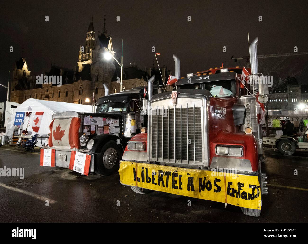 Ottawa, Kanada. 16. Februar 2022. Drei Lastwagen vor dem Parlament am Abend des 20th. Tages der Besetzung der Innenstadt von Ottawa durch Demonstranten. Kredit: Sean Burges / Stockfoto