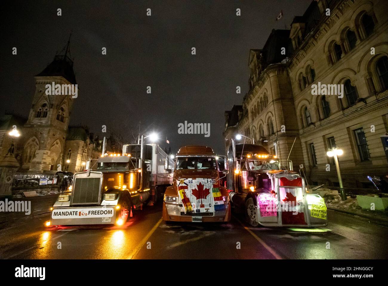 Ottawa, Kanada. 16. Februar 2022. Drei Lastwagen parkten am Abend des 20th. Tages der Besetzung der Innenstadt von Ottawa durch Demonstranten in der Wellington Street vor dem Premierminister. Kredit: Sean Burges / Stockfoto
