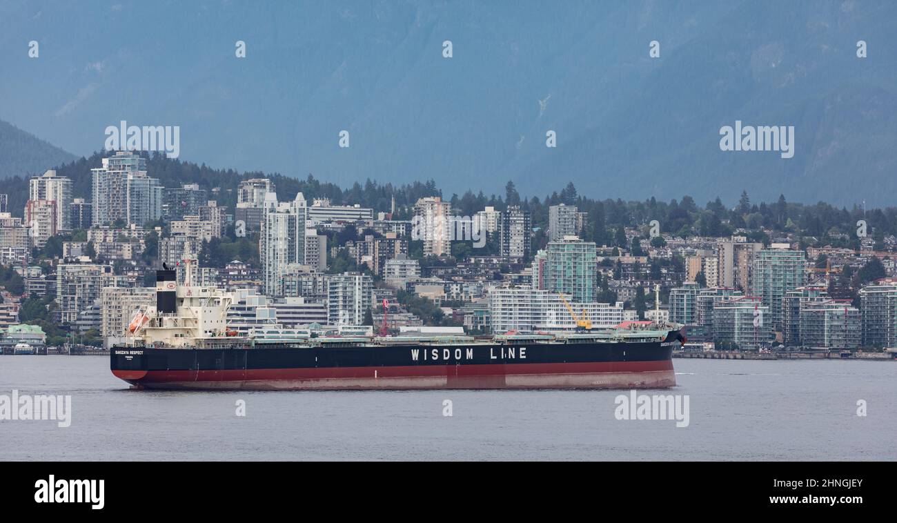 Bulk Terminal im Norden von Vancouver, Kanada. North Vancouver Hafen auf einem Hintergrund der Berglandschaft-August 15,2021. Reisefoto, selektiver Fokus, Stockfoto