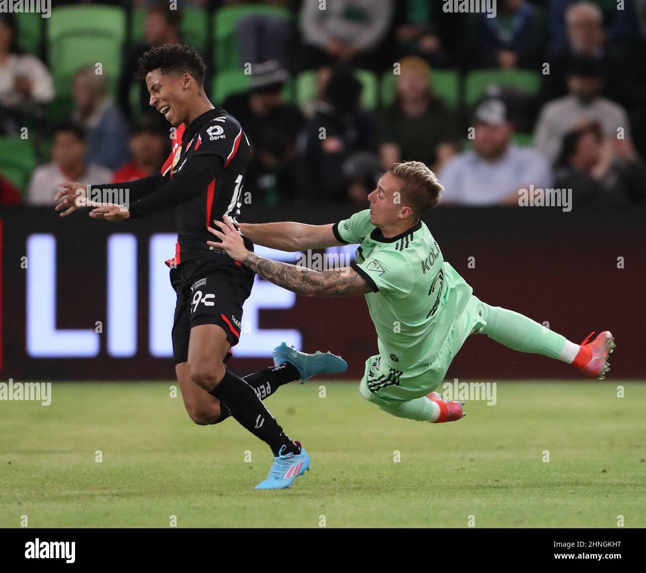 16. Februar 2022: Der FC Austin-Verteidiger Zan Kolmanic (23) hält sich mit dem Atlasvorspieler Jonathan Herrera (199) während eines Club-Freunds zwischen dem FC Austin und dem FC Atlas am 16. Februar 2022 in Austin, Texas, auf und fällt mit ihm. (Bild: © Scott Coleman/ZUMA Press Wire) Stockfoto