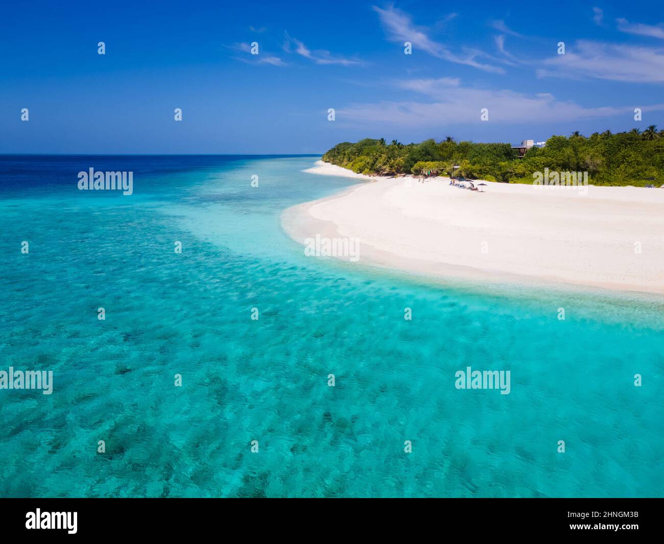 Weißer Sandstrand auf einer tropischen Insel mit türkisfarbenem Meerwasser und blauem Himmel, perfektes Urlaubsziel. Luxusreisen, Flitterwochen. Unberührte s Stockfoto
