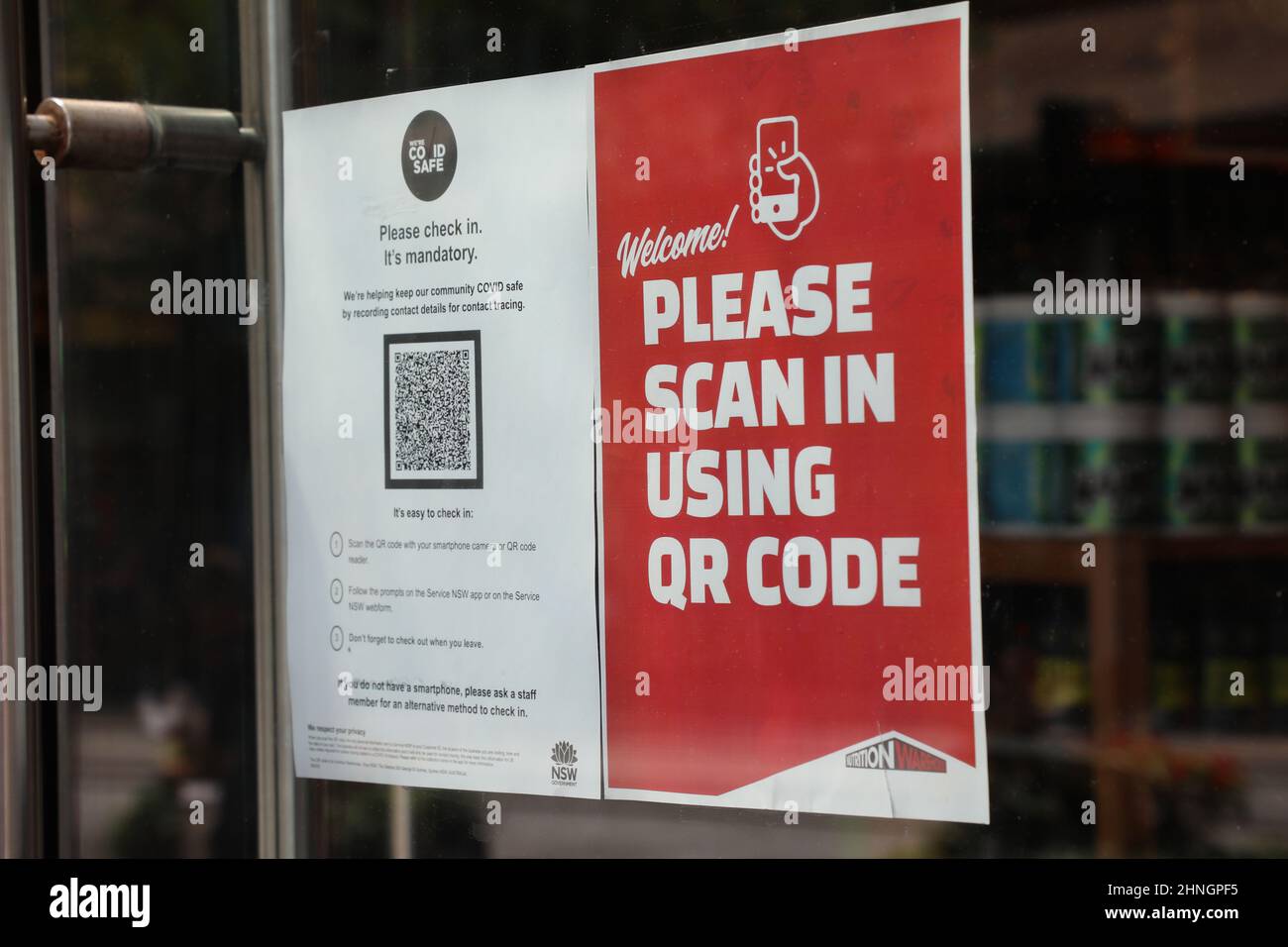 Sydney, Australien. 17th. Februar 2022. Ab Freitag, den 18th. Februar, ist kein QR-Check-in mehr in den Shops in NSW erforderlich. Obligatorische Masken in Geschäften werden eine Woche später am 25th. Februar enden. Abbildung: QR-Code-Check-in am Eingang zum Nutrition Warehouse in der George Street. Kredit: Richard Milnes/Alamy Live Nachrichten Stockfoto