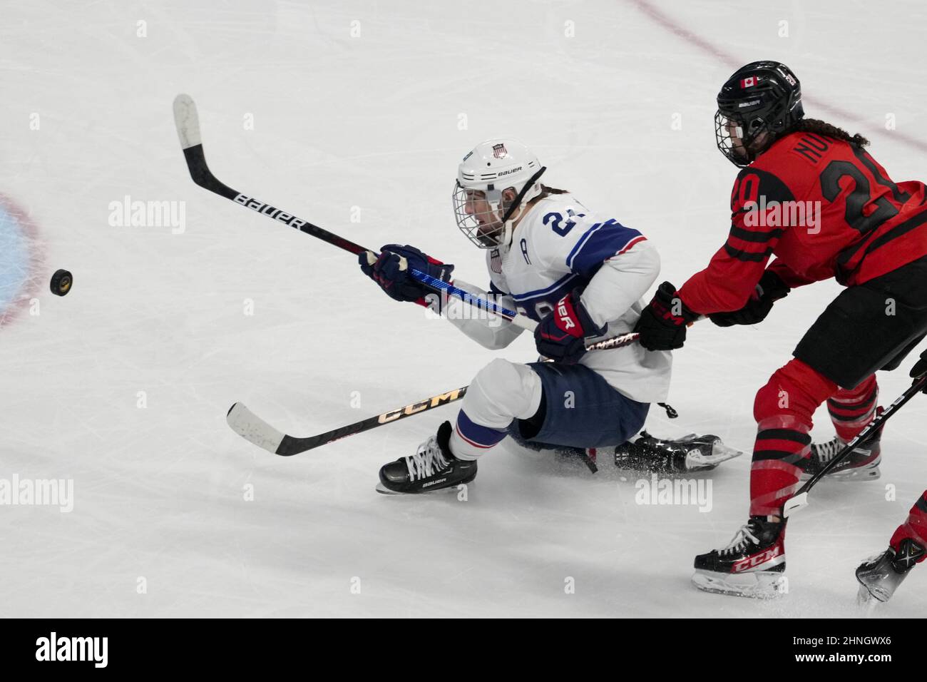Peking, China. 17th. Februar 2022. Die US-amerikanische Vorfahrerin Hilary Knight #21 und die kanadische Vorfahrin Sarah Nurse #20 kämpfen sich am Donnerstag, den 17. Februar 2022, bei ihrem Gold-Eishockey-Medaillenspiel im Wukesong-Sportzentrum bei den Olympischen Winterspielen 2022 in Peking gegen die WM. Foto von Paul Hanna/UPI Credit: UPI/Alamy Live News Stockfoto