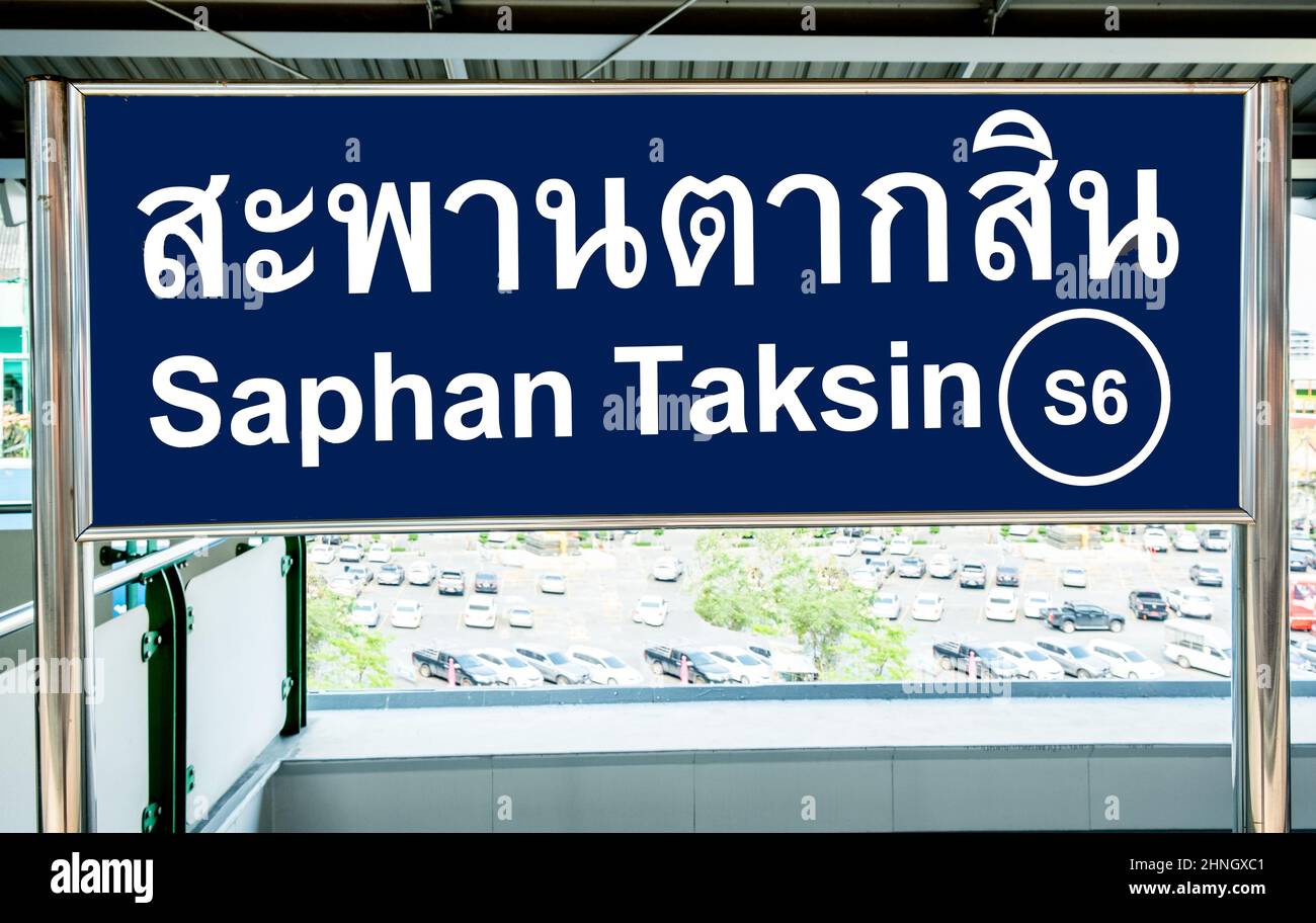 Melden Sie sich auf einem Bahnsteig im BTS Skytrain von Bangkok in englischer und thailändischer Sprache an Stockfoto