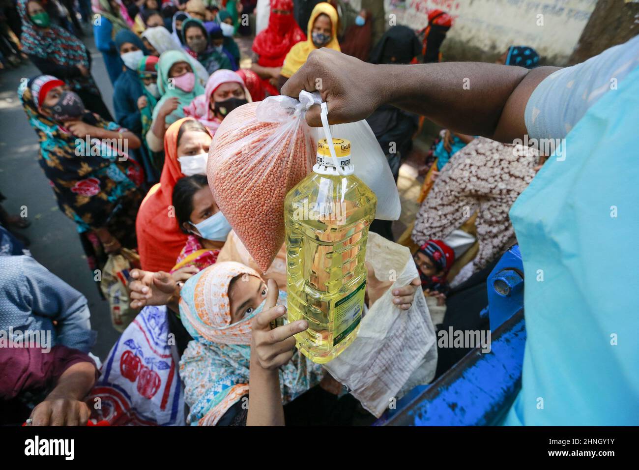 Menschen in Bangladesch kaufen zu einem subventionierten Preis von der Trading Corporation of Bangladesh Lastwagen in Dhaka, Bangladesch, 16. Februar 2022. Die staatlich geführte Trading Corporation of Bangladesh (TCB) verkauft über Lastwagen, um wichtige Artikel unter den einkommensschwachen Menschen zu einem subventionierten Preis bereitzustellen. Die Preise für fast alle täglichen Notwendigkeiten sind auf dem Küchenmarkt in die Höhe geschossen, was den Menschen mit festverzinslichen Einkommen, die von der durch die Pandemie verursachten wirtschaftlichen Verlangsamung in die Höhe schießen, noch mehr Sorgen macht. Foto von Suvra Kanti das/ABACAPRESS.COM Stockfoto