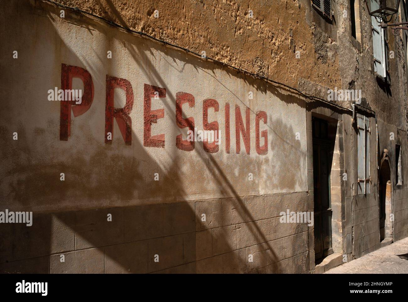 'Pressen' auf Wand gemalt, Rue des Mazeks, Sarlat, Dordogne, Frankreich Stockfoto