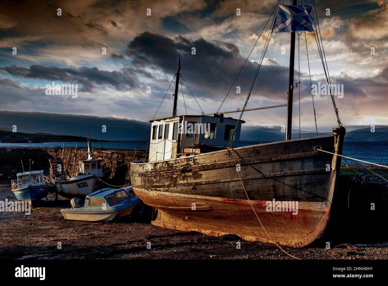 Boote auf dem Pier, Broadford Bay, Isle of Skye, Schottland, Großbritannien Stockfoto