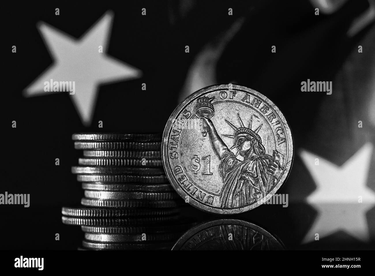 US Dollar Münze Europäische Union Flagge Hintergrund Stapel von Münzen Schwarz und Weiß Stockfoto