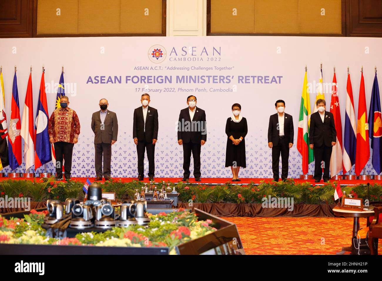 Phnom Penh, Kambodscha. 17th. Februar 2022. Die ASEAN-Außenminister posieren für ein Gruppenfoto während des ASEAN-Außenministers-Treffens (AMM Retreat) in Phnom Penh, Kambodscha, am 17. Februar 2022. Das Treffen begann hier am Donnerstag in einem hybriden Format, um Themen wie die COVID-19-Pandemie, die inklusive wirtschaftliche Erholung und die Beziehungen zu den Dialogpartnern zu diskutieren. Quelle: Sovannara/Xinhua/Alamy Live News Stockfoto