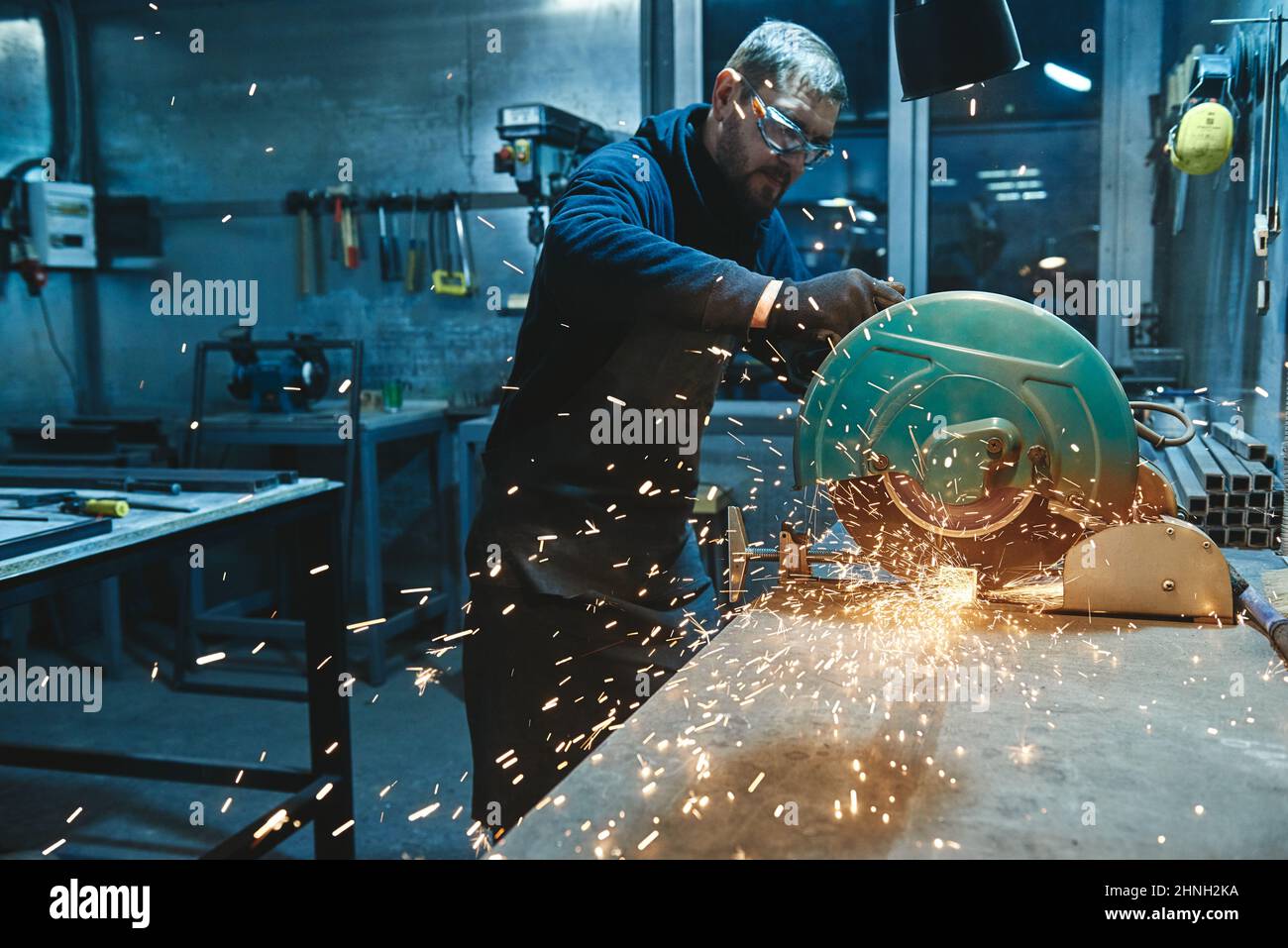 Bleiben Sie ruhig und arbeiten Sie hart. Mechanischer Stahl. Schleifen. Stockfoto