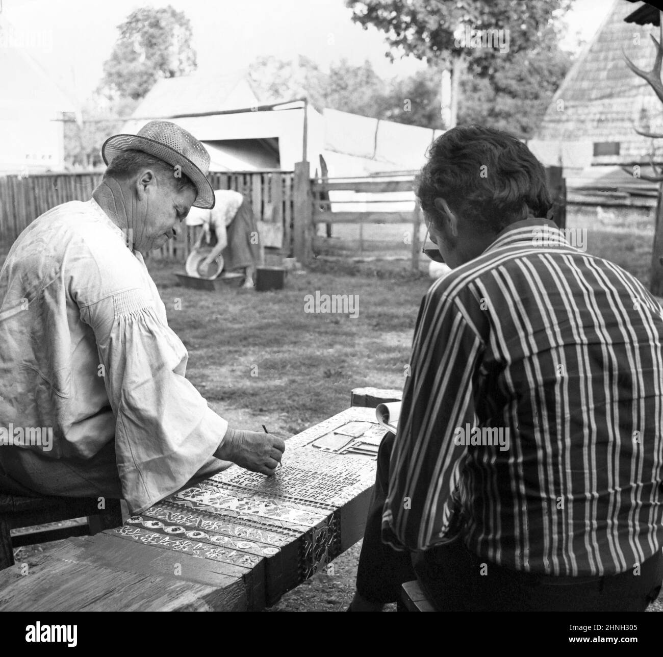 Sapanta, Maramures, ca. 1973. Die rumänische Journalistin Elisei Tarta interviewt den berühmten Volkskünstler Stan Ioan Pătraş, den Schöpfer des bekannten „fröhlichen Friedhofs“. Stockfoto