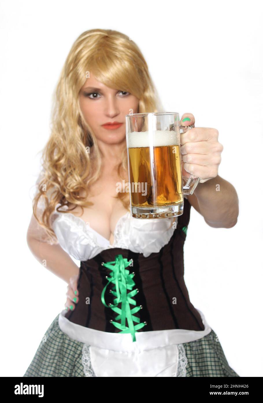 Kellnerin der Taverne mit Bierbecher „Closeup“ auf Weiß Stockfoto