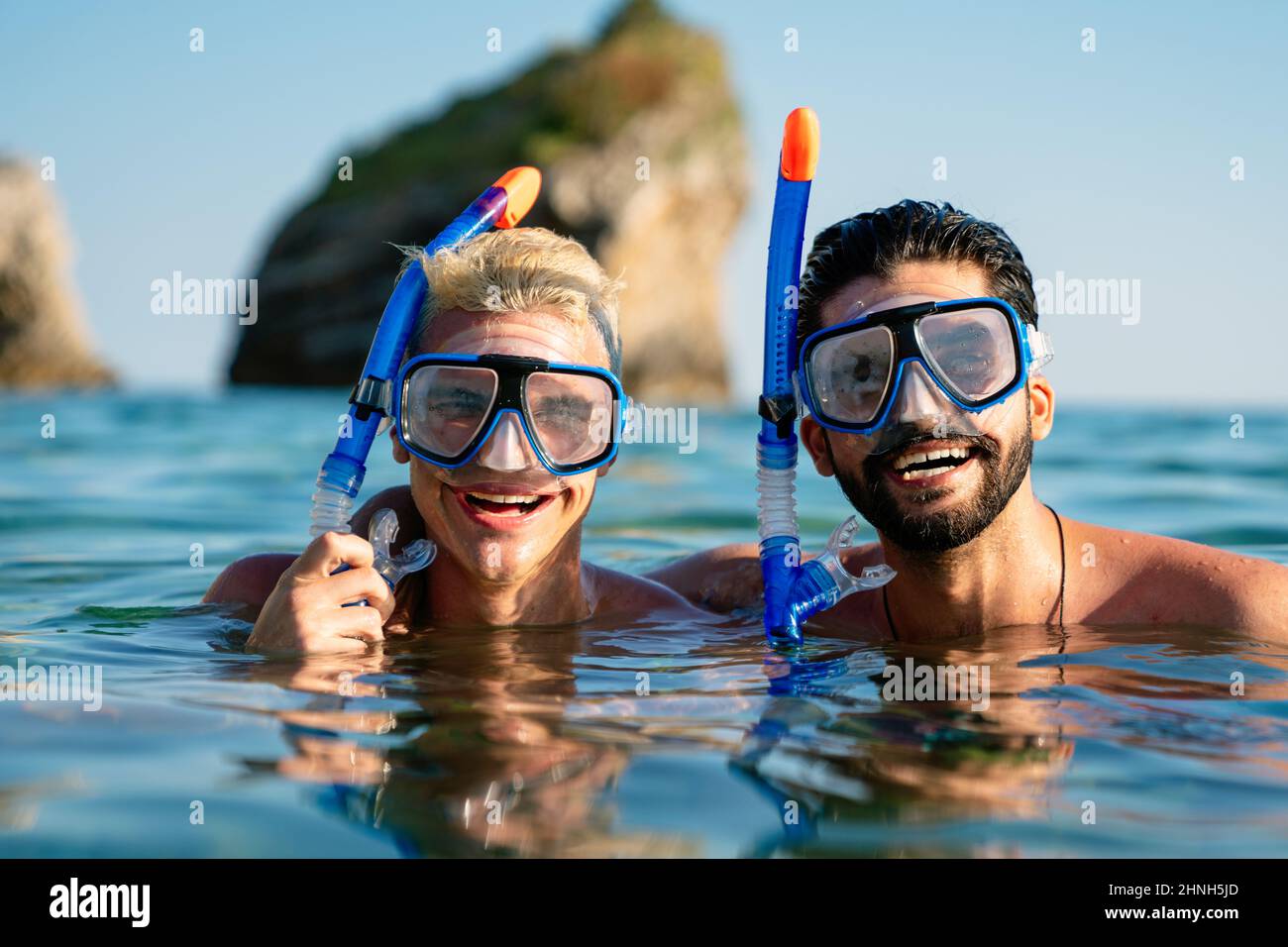 Glückliche Freunde genießen Sommerurlaub, Reisen während des Tauchens. Stockfoto