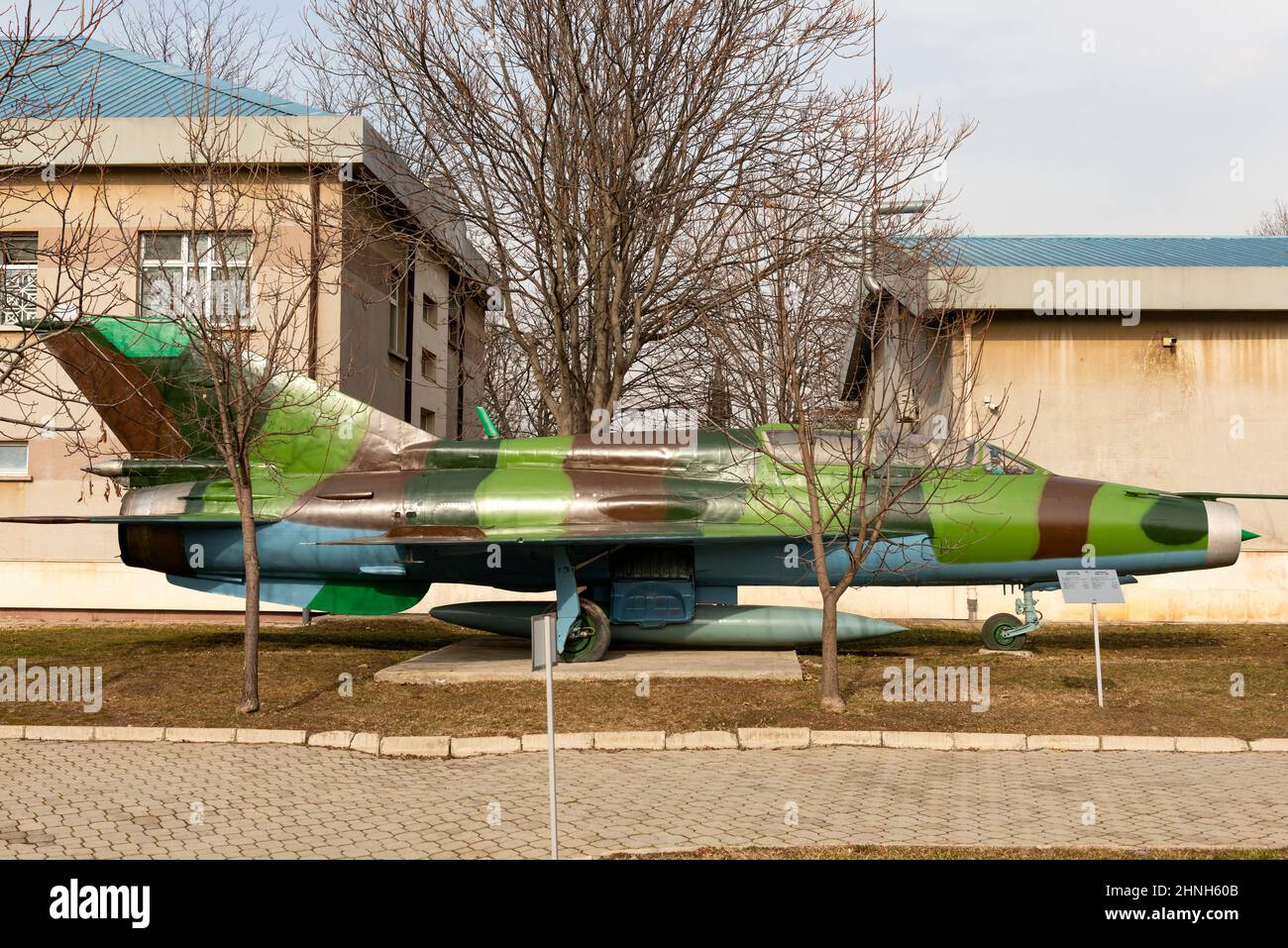 MiG-21 um Russischer Flugzeugjetfighter im Nationalmuseum für Militärgeschichte in Sofia, Bulgarien Stockfoto