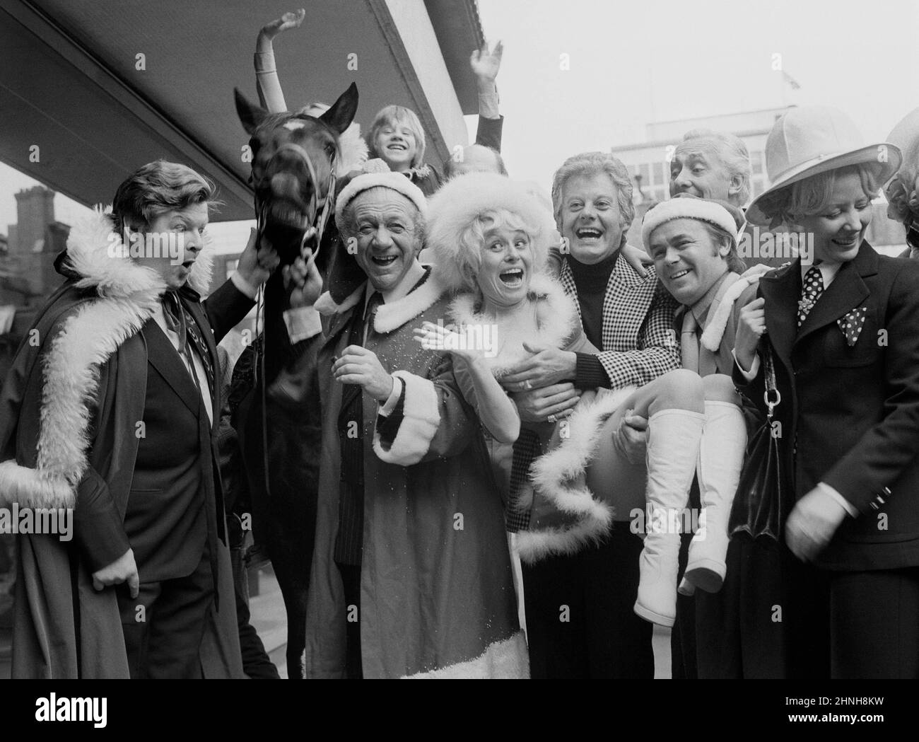 Das Aktenfoto vom 12/12/1973 von Entertainern, die zu Weihnachten auf ITV erscheinen sollten, wurde zu einer Party im New London Theatre versammelt. (Von links nach rechts) Benny Hill, das Pferd Black Beauty, Sid James, Tony Maiden, Barbara Windsor, Danny La Rue, Jack Smethurst, Hughie Green und Babs von den Beverely Sisters. Der Love Thy-Nachbar-Star Jack Smethurst ist im Alter von 89 Jahren gestorben. Ausgabedatum: Donnerstag, 17. Februar 2022. Stockfoto