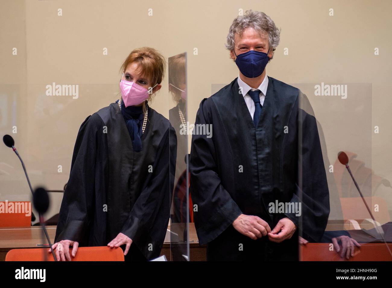München, Deutschland. 17th. Februar 2022. Die Anwälte Alexandra Gutmeyr und Jens Palupski stehen im Gerichtssaal des Oberlandesgerichts für den Beginn des Prozesses gegen den mutmaßlichen russischen Raketenspion. Der beschuldigte Wissenschaftler war an der Universität Augsburg tätig und soll seit Ende 2019 Informationen über Forschungsprojekte im Bereich der Luft- und Raumfahrttechnik an den russischen Geheimdienst SWR, insbesondere aus den verschiedenen Entwicklungsstufen der europäischen Trägerrakete Ariane, weitergegeben haben. Kredit: Lennart Preiss/dpa/Alamy Live Nachrichten Stockfoto