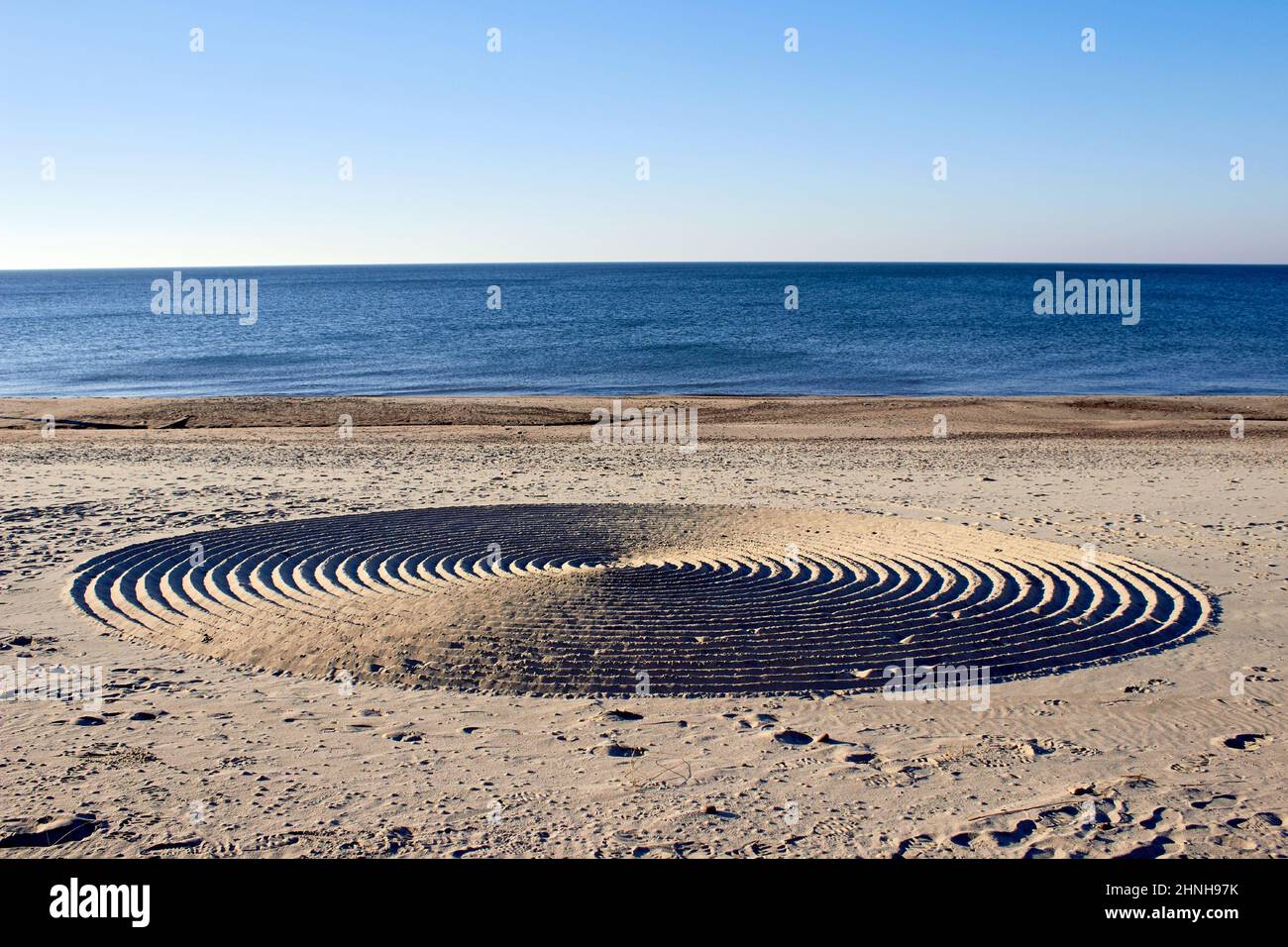 Erstaunliche konzentrische Zeichnungen am Strand. Seltsame Kreise im Sand an der Küste Stockfoto