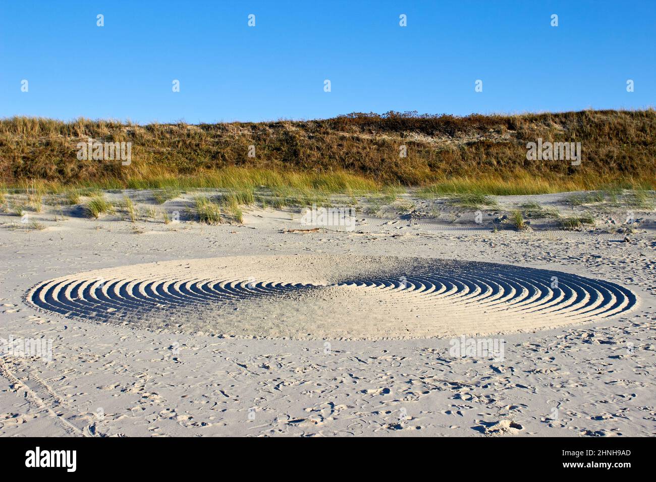 Seltsame Kreise im Sand an der Küste. Zen-Steingarten Stockfoto