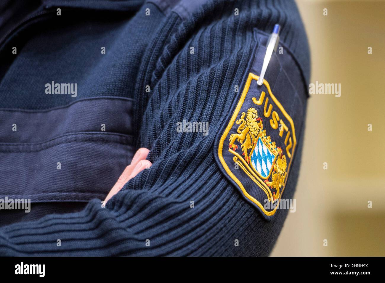 München, Deutschland. 17th. Februar 2022. Ein Angestellter der Justiz steht im Gerichtssaal des Oberlandesgerichts für den Beginn des Prozesses gegen den angeblichen russischen Raketenspion. Der beschuldigte Wissenschaftler war an der Universität Augsburg tätig und soll seit Ende 2019 Informationen über Forschungsprojekte im Bereich der Luft- und Raumfahrttechnik an den russischen Geheimdienst SWR, insbesondere aus den verschiedenen Entwicklungsstufen der europäischen Trägerrakete Ariane, weitergegeben haben. Kredit: Lennart Preiss/dpa/Alamy Live Nachrichten Stockfoto