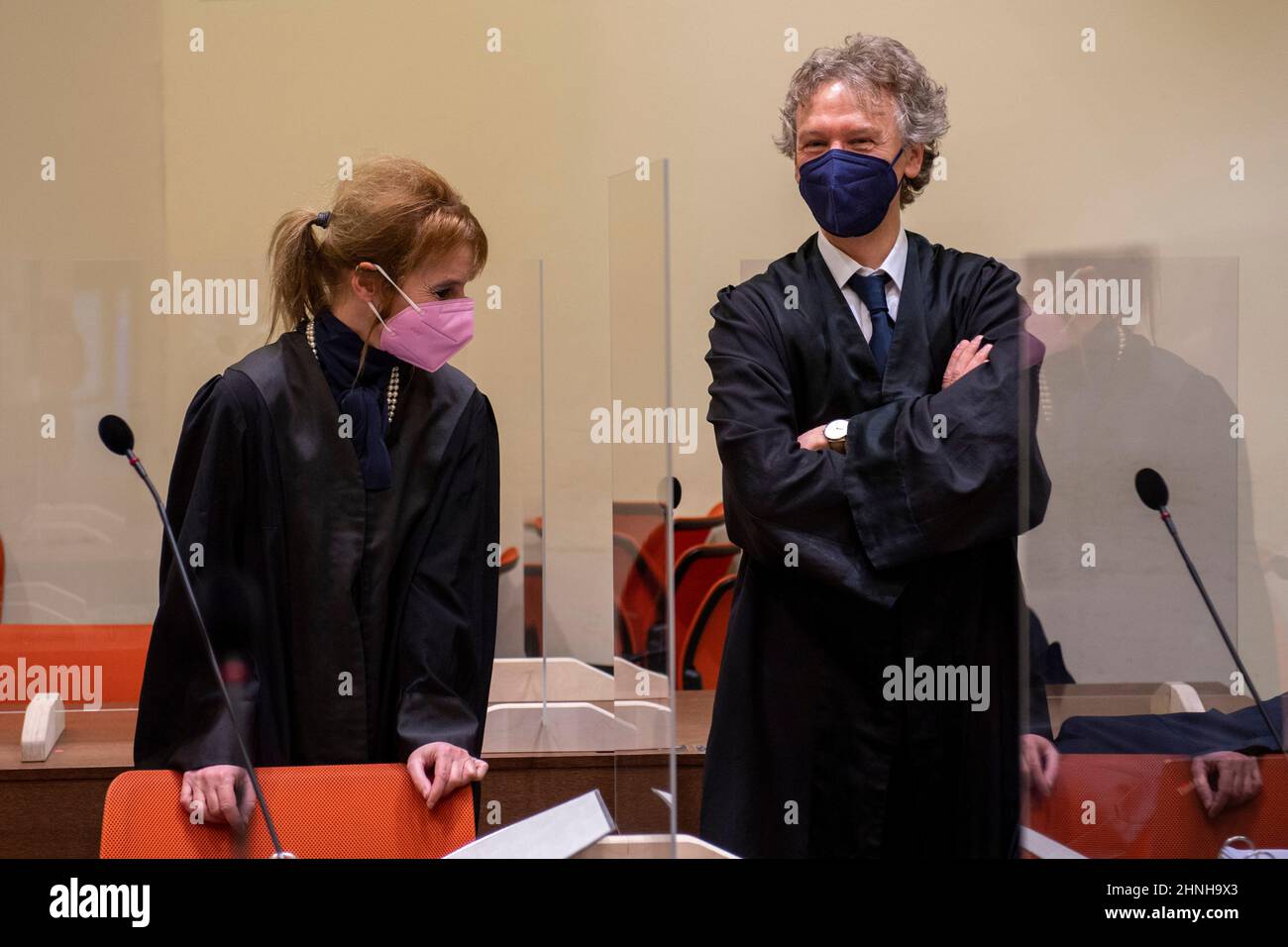 München, Deutschland. 17th. Februar 2022. Die Anwälte Alexandra Gutmeyr und Jens Palupski stehen im Gerichtssaal des Oberlandesgerichts für den Beginn des Prozesses gegen den mutmaßlichen russischen Raketenspion. Der beschuldigte Wissenschaftler war an der Universität Augsburg tätig und soll seit Ende 2019 Informationen über Forschungsprojekte im Bereich der Luft- und Raumfahrttechnik an den russischen Geheimdienst SWR, insbesondere aus den verschiedenen Entwicklungsstufen der europäischen Trägerrakete Ariane, weitergegeben haben. Kredit: Lennart Preiss/dpa/Alamy Live Nachrichten Stockfoto