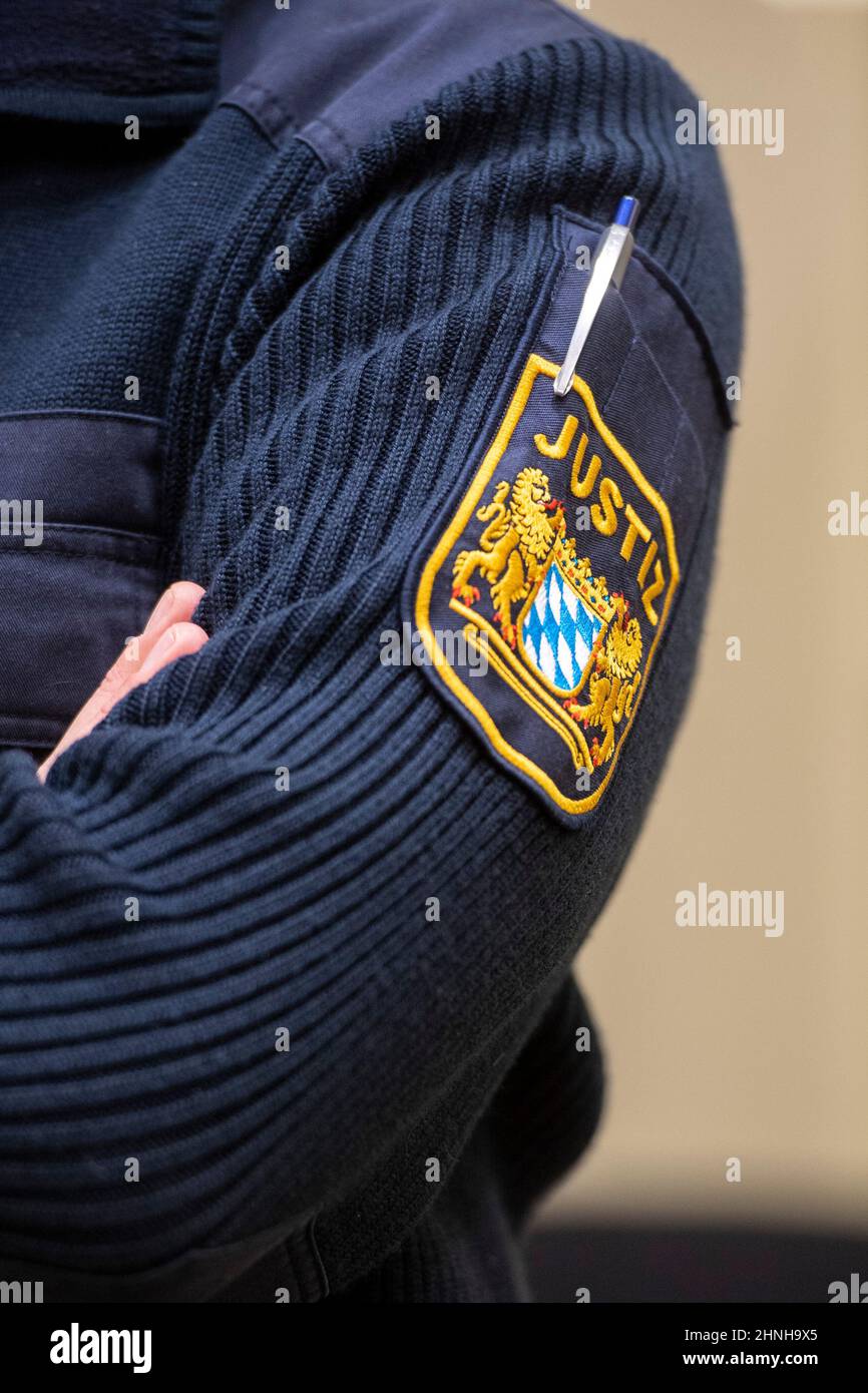 München, Deutschland. 17th. Februar 2022. Ein Angestellter der Justiz steht im Gerichtssaal des Oberlandesgerichts für den Beginn des Prozesses gegen den angeblichen russischen Raketenspion. Der beschuldigte Wissenschaftler war an der Universität Augsburg tätig und soll seit Ende 2019 Informationen über Forschungsprojekte im Bereich der Luft- und Raumfahrttechnik an den russischen Geheimdienst SWR, insbesondere aus den verschiedenen Entwicklungsstufen der europäischen Trägerrakete Ariane, weitergegeben haben. Kredit: Lennart Preiss/dpa/Alamy Live Nachrichten Stockfoto