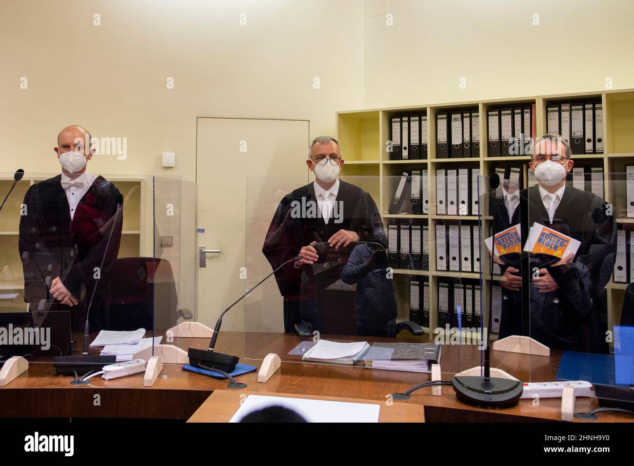 München, Deutschland. 17th. Februar 2022. Der Vorsitzende Richter am Oberlandesgericht Jochen Bösl (Mitte) und seine Mitrichter stehen zu Beginn des Prozesses gegen den mutmaßlichen russischen Raketenspion im Gerichtssaal des Oberlandesgerichts. Der beschuldigte Wissenschaftler war an der Universität Augsburg tätig und soll seit Ende 2019 Informationen über Forschungsprojekte im Bereich der Luft- und Raumfahrttechnik an den russischen Geheimdienst SWR, insbesondere aus den verschiedenen Entwicklungsstufen der europäischen Trägerrakete Ariane, weitergegeben haben. Kredit: Lennart Preiss/dpa/Alamy Live Nachrichten Stockfoto
