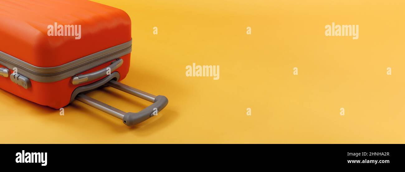 Nahaufnahme eines Teils der Reisetaschen auf gelbem Hintergrund mit Platz für Kopien. Das Konzept der Sommerzeit, Urlaub, Tourismus. Banner Stockfoto