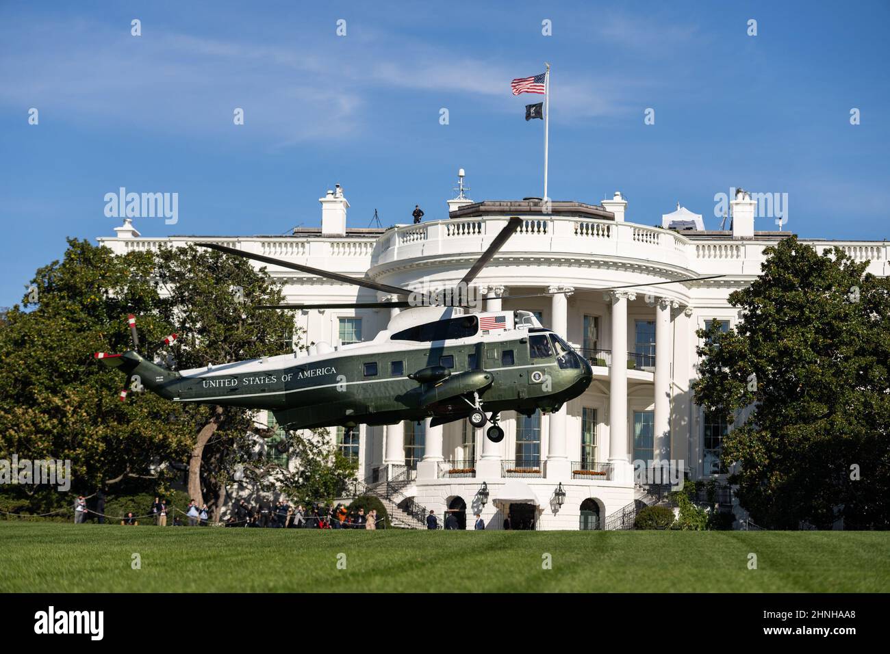 Washington, District of Columbia, USA. 6th. November 2021. Marine One verlässt am Samstag, den 6. November 2021, den South Lawn des Weißen Hauses, um Präsident Joe Biden und First Lady Jill Biden zu ihrem Haus in Rehoboth Beach, Delaware, zu besuchen. Credit: White House/ZUMA Press Wire Service/ZUMAPRESS.com/Alamy Live News Stockfoto