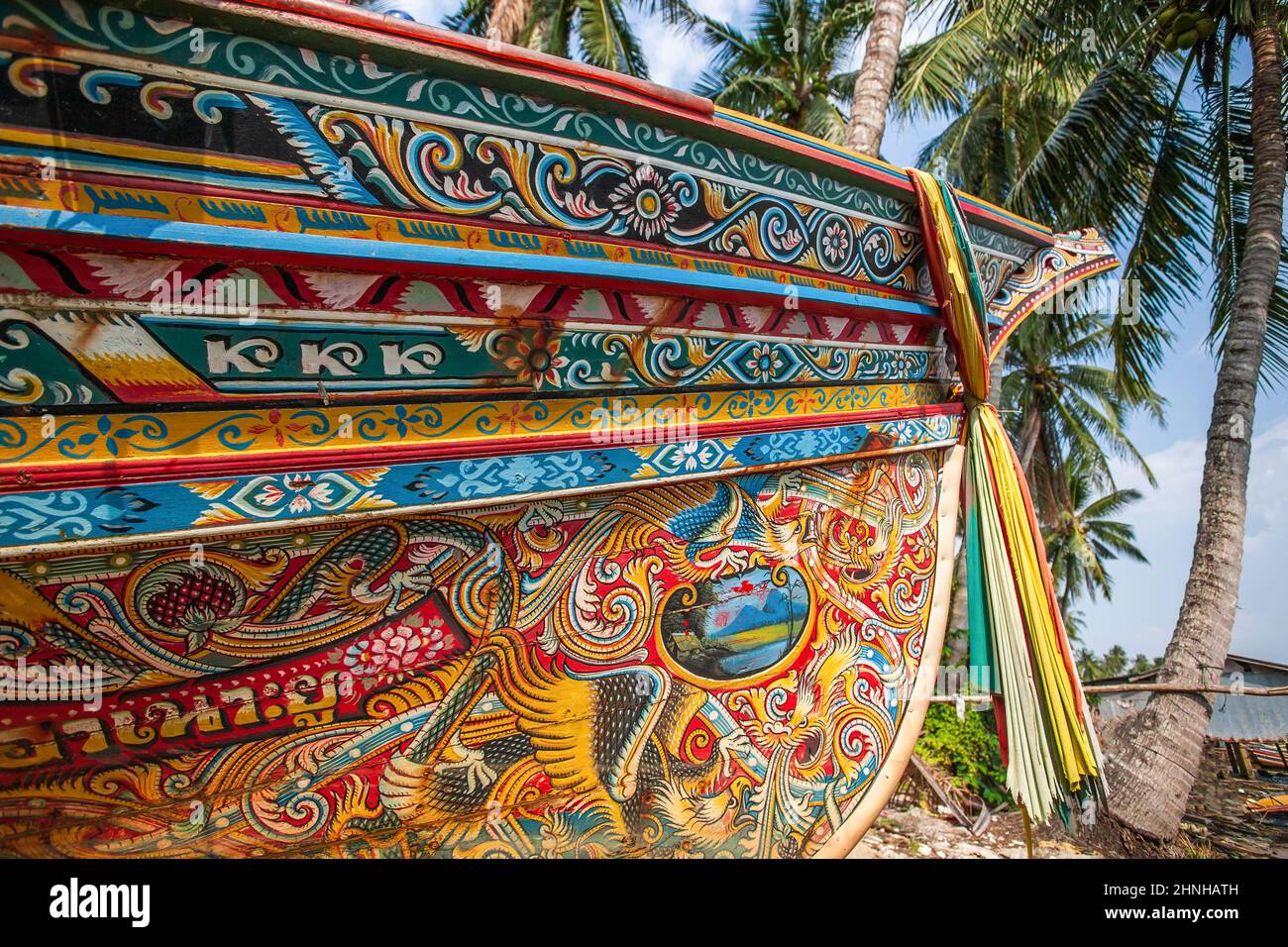 Elegante Wandmalerei und farbige Stoffaufhänge auf dem Kolae-Boot, einem traditionellen Thai-Malayu-Fischerboot. Pattani, Thailand. Stockfoto