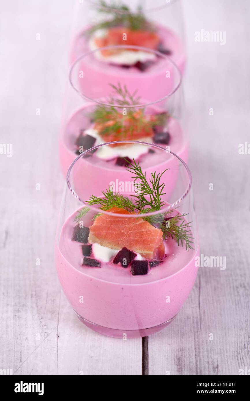 Lachs mit Rote Beete-Mousse mit der feinsten, weichen Textur kombiniert ...