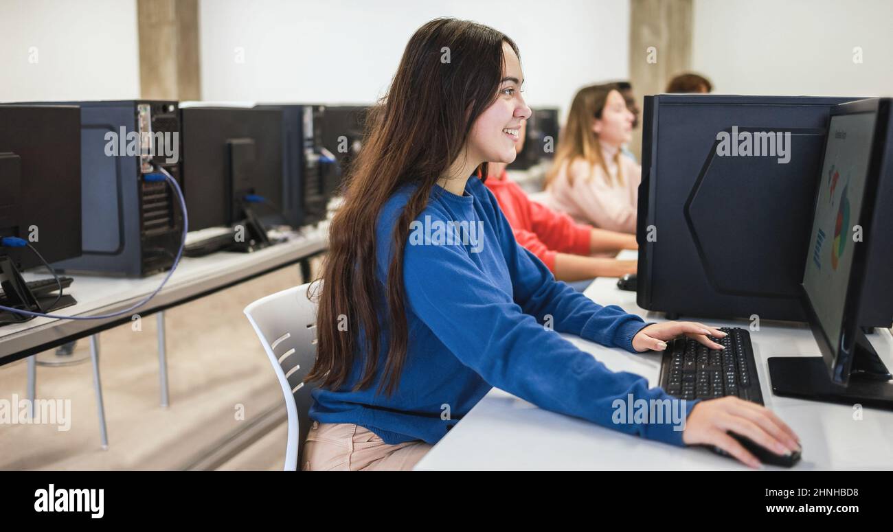 Junge Studenten mit Computern während der Business-Klasse in der Schule - Fokus auf Mädchen Gesicht Stockfoto