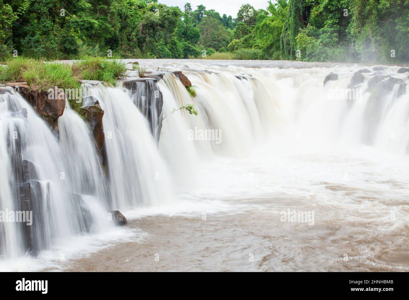 Die Landschaft von TAD Pha Suam fällt in der Regenzeit. Süd-Laos. Stockfoto