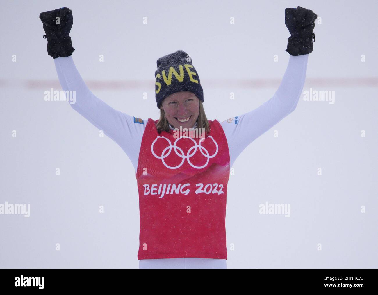 Zhangjiakou, China. 17th. Februar 2022. Die schwedische Goldmedaillengewinnerin Sandra Naeslund steht nach dem Finale des Ski Cross der Frauen im Freistil bei den Olympischen Winterspielen 2022 in Peking am Donnerstag, 17. Februar 2022, in Zhangjiakou, China, auf dem Podium. Marielle Thompson aus Kanada gewann die Silbermedaille und Daniela Maier aus Deutschland gewann die Bronzemedaille. Foto von Bob Strong/UPI Credit: UPI/Alamy Live News Stockfoto