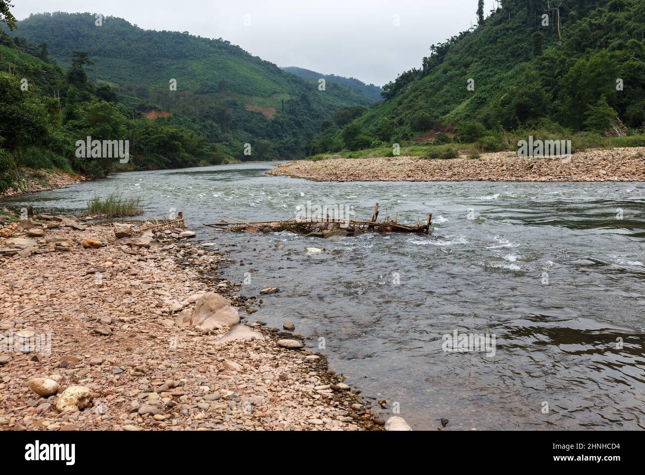 Nam Phak River. Gebirgsfluss in der Provinz Phongsaly in Laos. Stockfoto