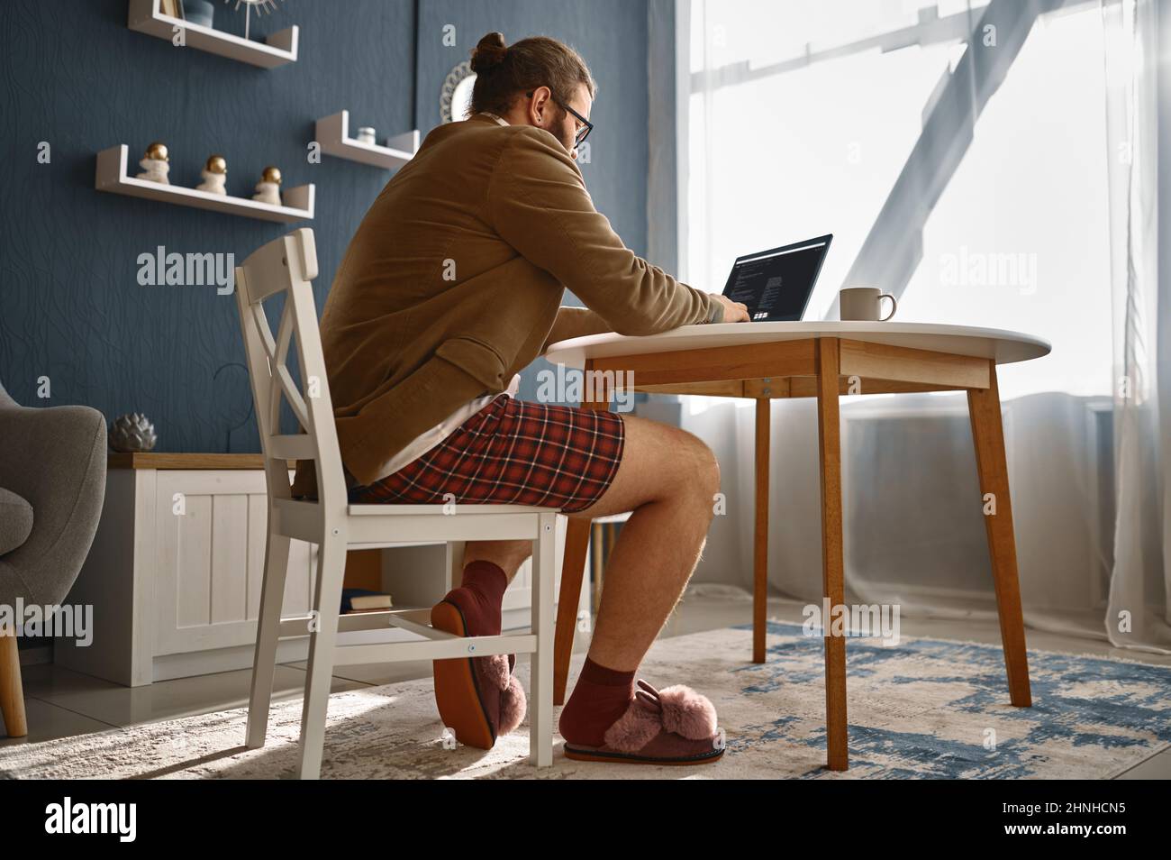 Bizarrer Kerl, der online arbeitet Stockfoto