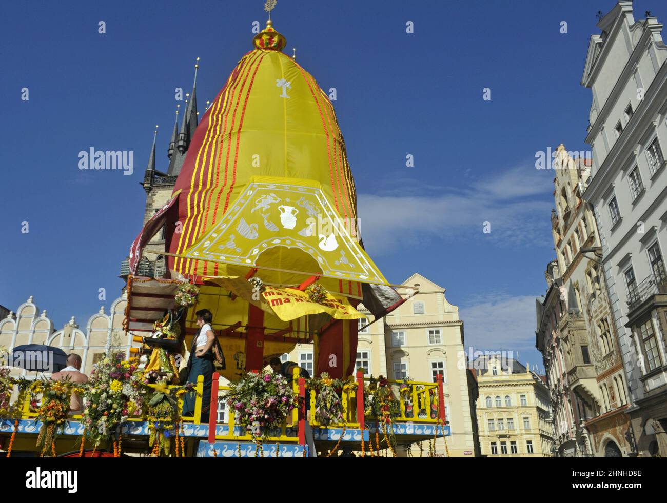 An Hare Krishna Ratha (ein farbenfroher beweglicher Tempelwagen) am Staromestske namesti, dem Altstädter Ring Prag, Tschechische Republik Stockfoto