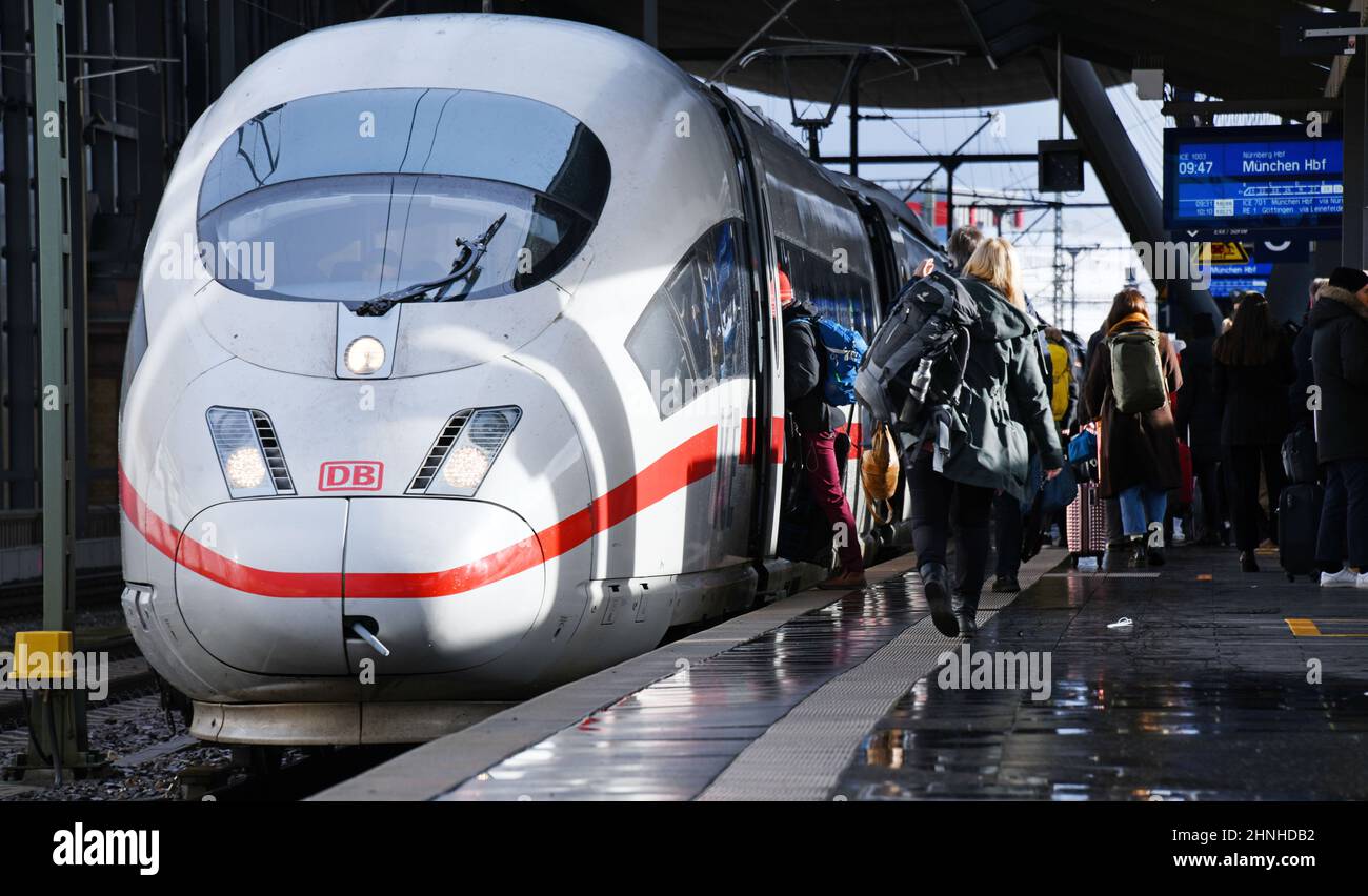 Erfurt, Deutschland. 17th. Februar 2022. Im Erfurter Hauptbahnhof steht ein ICE. In Sachsen, Sachsen-Anhalt und Thüringen gab es aufgrund des Sturms Einschränkungen im Zugverkehr. Fernzüge aus dem Süden endeten in Erfurt und Halle, sagte eine Sprecherin der Deutschen Bahn. Ziele weiter nördlich müssten daher mit anderen Mitteln bedient werden. Quelle: Martin Schutt/dpa-Zentralbild/dpa/Alamy Live News Stockfoto