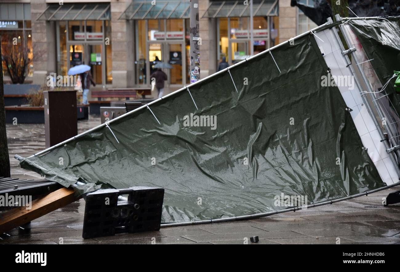 Erfurt, Deutschland. 17th. Februar 2022. Der Sturm sprengte einen Bauzaun auf die Wut in Erfurt. In Sachsen, Sachsen-Anhalt und Thüringen war der Zugverkehr aufgrund des Sturms eingeschränkt. Fernzüge aus dem Süden endeten in Erfurt und Halle, sagte eine Sprecherin der Deutschen Bahn. Ziele weiter nördlich müssten daher mit anderen Mitteln bedient werden. Quelle: Martin Schutt/dpa-Zentralbild/dpa/Alamy Live News Stockfoto