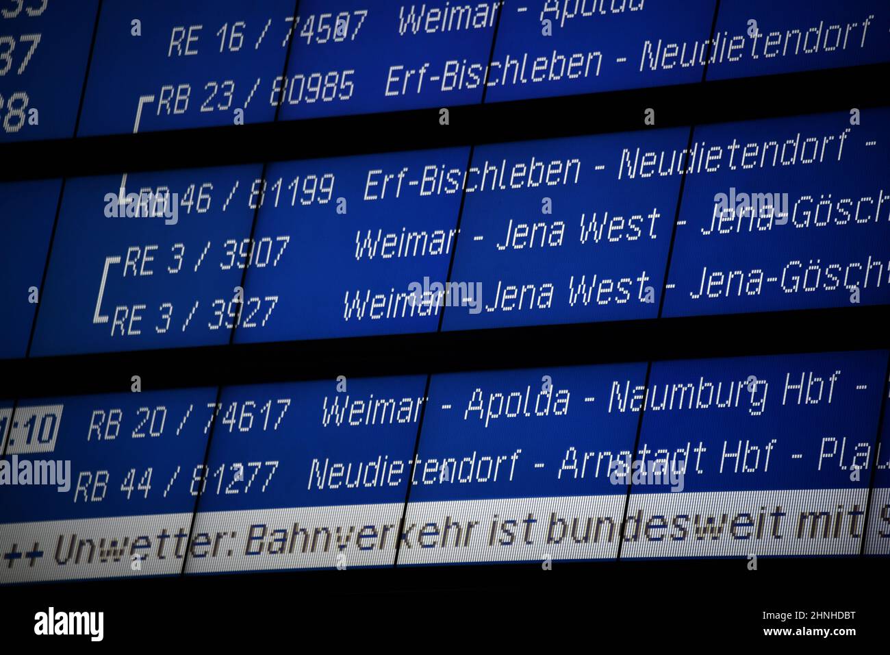 Erfurt, Deutschland. 17th. Februar 2022. Auf der Informationstafel am Erfurter Hauptbahnhof steht „Sturm“. In Sachsen, Sachsen-Anhalt und Thüringen gab es aufgrund des Sturms Einschränkungen im Zugverkehr. Fernzüge aus dem Süden endeten in Erfurt und Halle, sagte eine Sprecherin der Deutschen Bahn. Ziele weiter nördlich müssten daher mit anderen Mitteln bedient werden. Quelle: Martin Schutt/dpa-Zentralbild/dpa/Alamy Live News Stockfoto