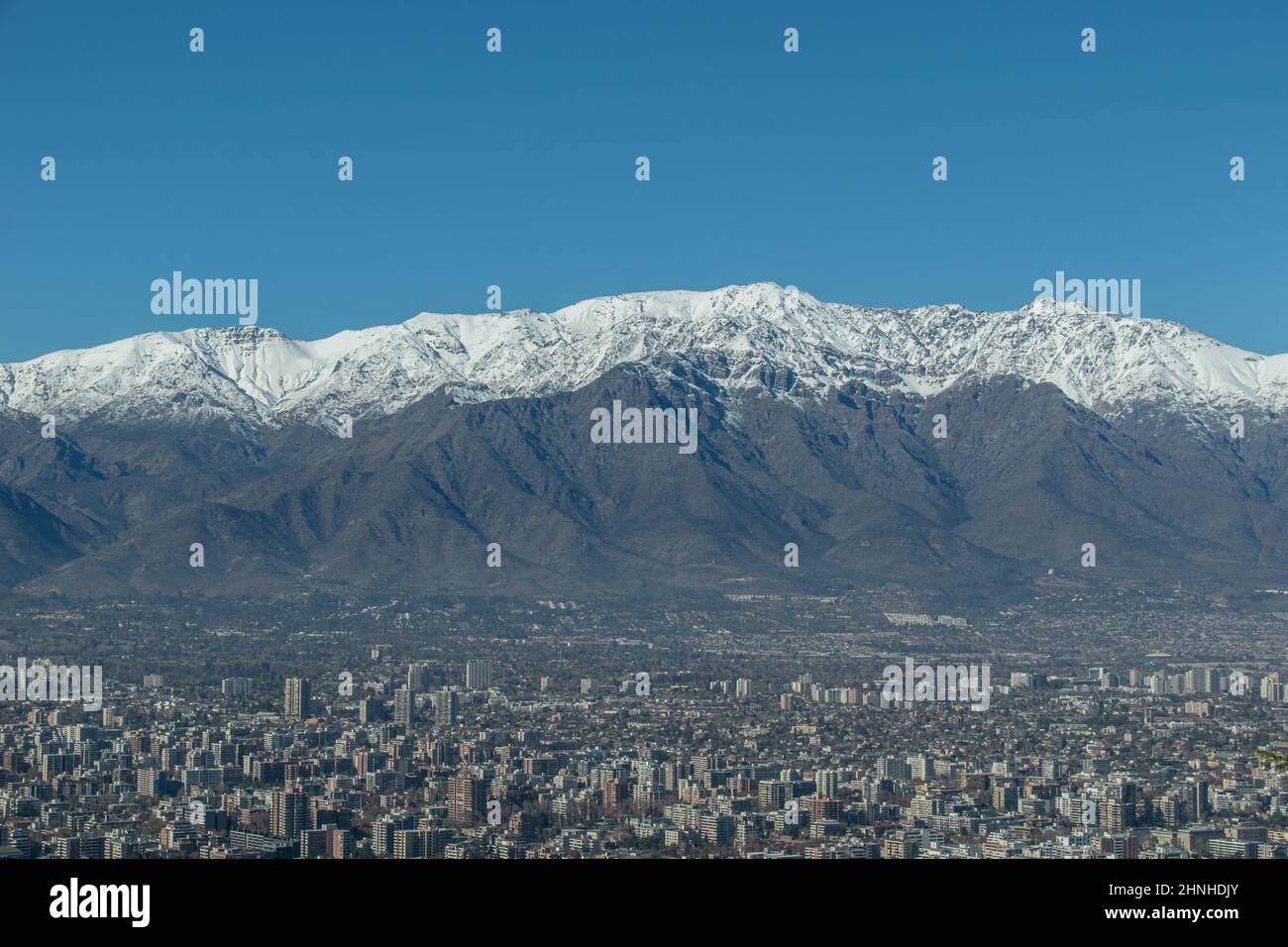 Panoramablick auf die Stadt Santiago, mit der Anden-cordillera im Hintergrund Stockfoto