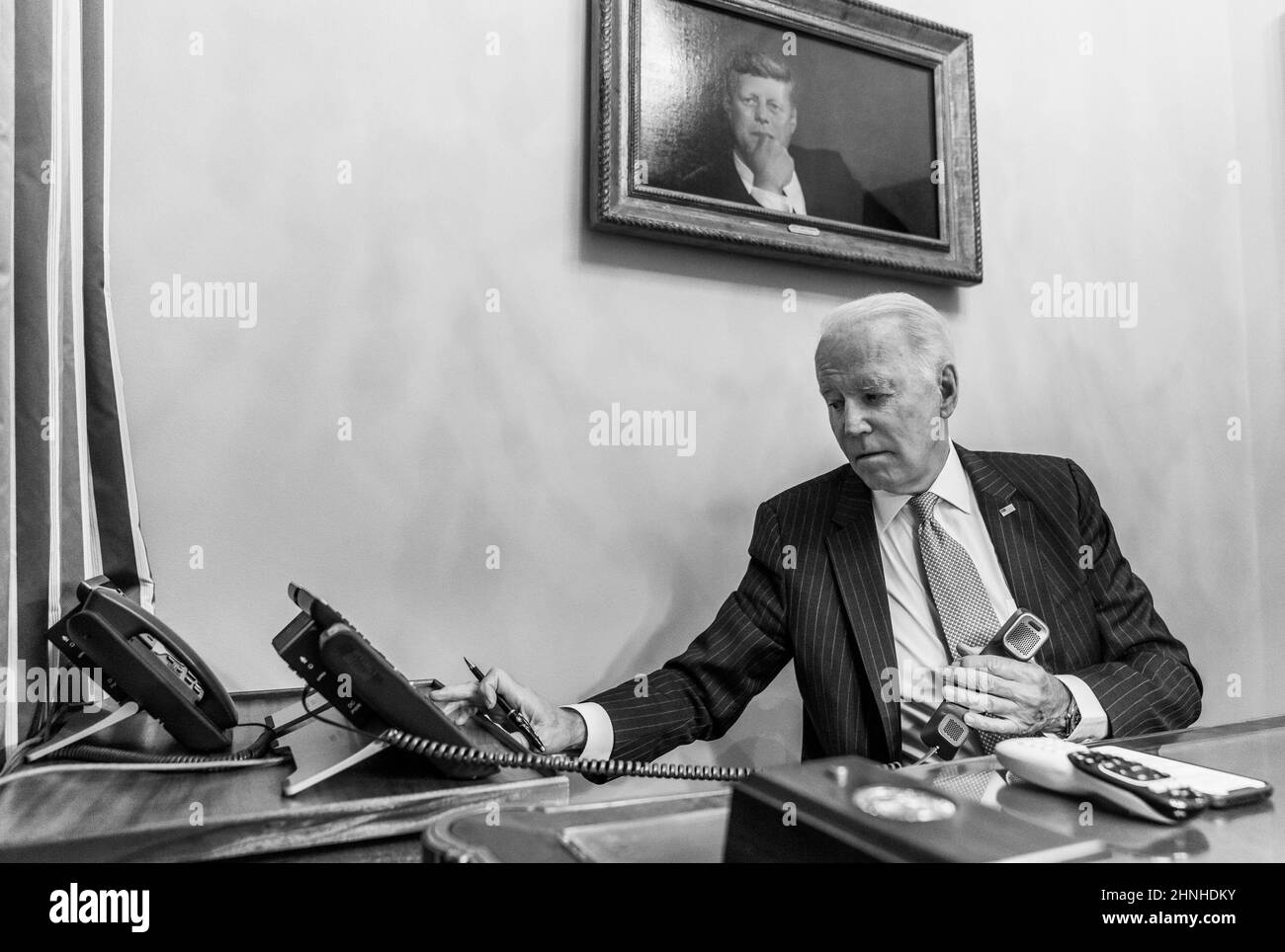 Washington, District of Columbia, USA. 3rd. November 2021. Präsident Joe Biden ruft den Gouverneur von New Jersey, Phil Murphy, am Mittwoch, den 3. November 2021, in der Studie des Oval Office an. (Foto von Adam Schultz) Quelle: White House/ZUMA Press Wire Service/ZUMAPRESS.com/Alamy Live News Stockfoto