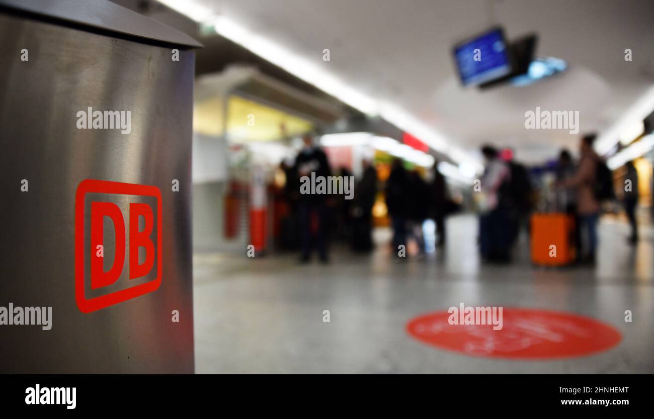 Erfurt, Deutschland. 17th. Februar 2022. Reisende stehen am Informationsschalter im Erfurter Hauptbahnhof in der Schlange. In Sachsen, Sachsen-Anhalt und Thüringen gab es aufgrund des Sturms Einschränkungen im Zugverkehr. Fernzüge aus dem Süden endeten in Erfurt und Halle, sagte eine Deutsche Bahn-Sprecherin. Ziele weiter nördlich müssten daher mit anderen Mitteln bedient werden. Quelle: Martin Schutt/dpa-Zentralbild/dpa/Alamy Live News Stockfoto