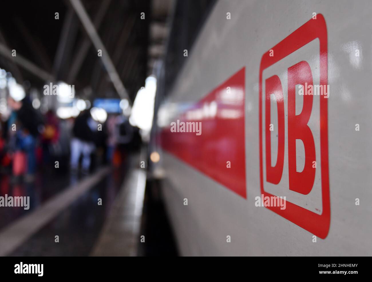 Erfurt, Deutschland. 17th. Februar 2022. Im Erfurter Hauptbahnhof steht ein ICE. In Sachsen, Sachsen-Anhalt und Thüringen gab es aufgrund des Sturms Einschränkungen im Zugverkehr. Fernzüge aus dem Süden endeten in Erfurt und Halle, sagte eine Sprecherin der Deutschen Bahn. Ziele weiter nördlich müssten daher mit anderen Mitteln bedient werden. Quelle: Martin Schutt/dpa-Zentralbild/dpa/Alamy Live News Stockfoto