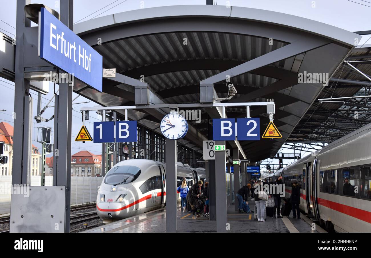 Erfurt, Deutschland. 17th. Februar 2022. Im Erfurter Hauptbahnhof stehen zwei ICE-Züge. In Sachsen, Sachsen-Anhalt und Thüringen gab es aufgrund des Sturms Einschränkungen im Zugverkehr. Fernzüge aus dem Süden endeten in Erfurt und Halle, sagte eine Sprecherin der Deutschen Bahn. Ziele weiter nördlich müssten daher mit anderen Mitteln bedient werden. Quelle: Martin Schutt/dpa-Zentralbild/dpa/Alamy Live News Stockfoto