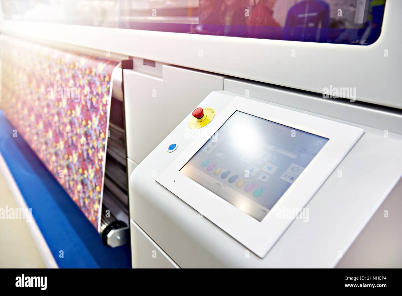 Bedienfeld Großformatdrucker für Stoff und Papier Stockfoto
