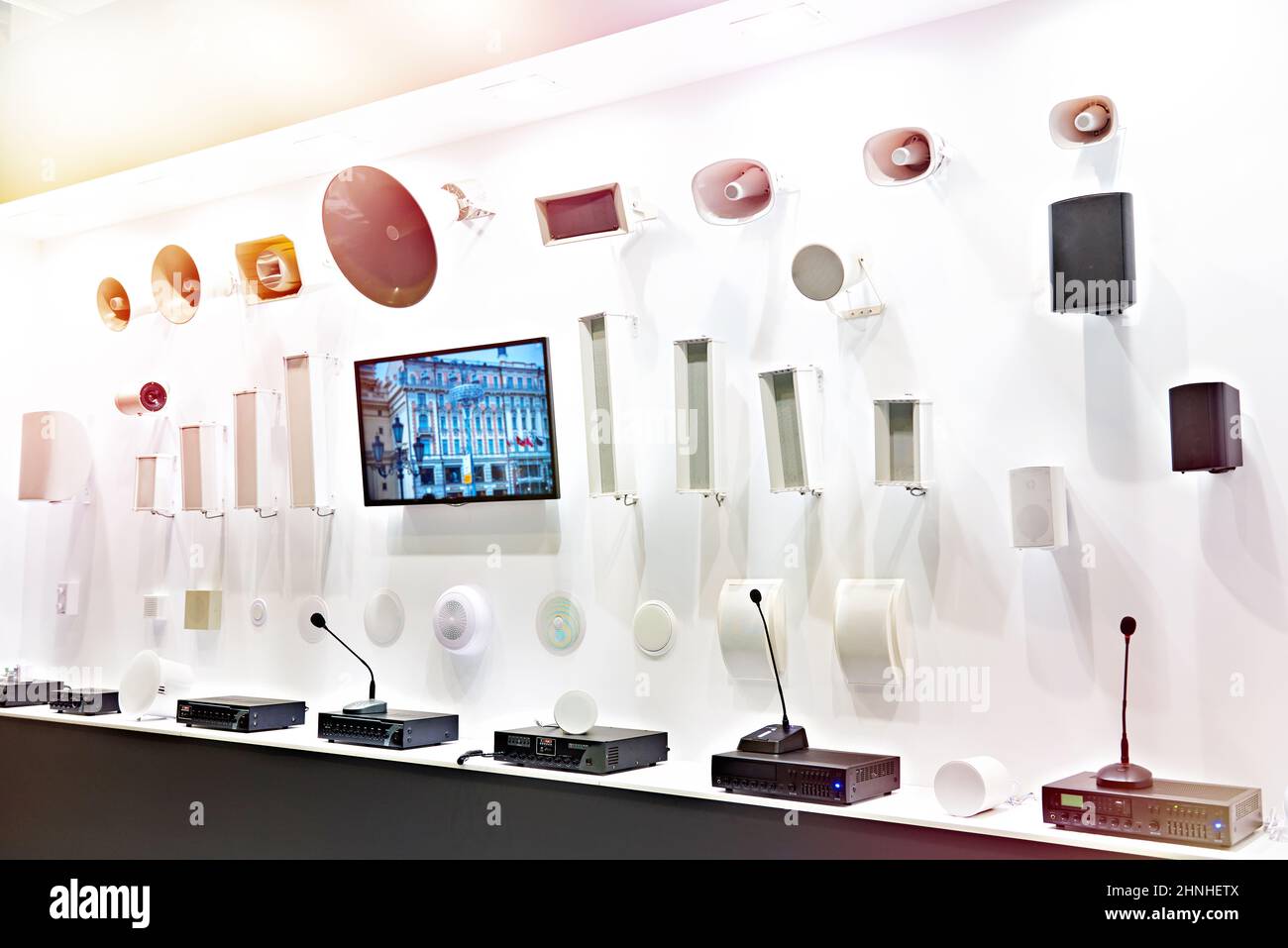 Elektronische akustische Warnsysteme in Notsituationen in Ladenausstellung Stockfoto