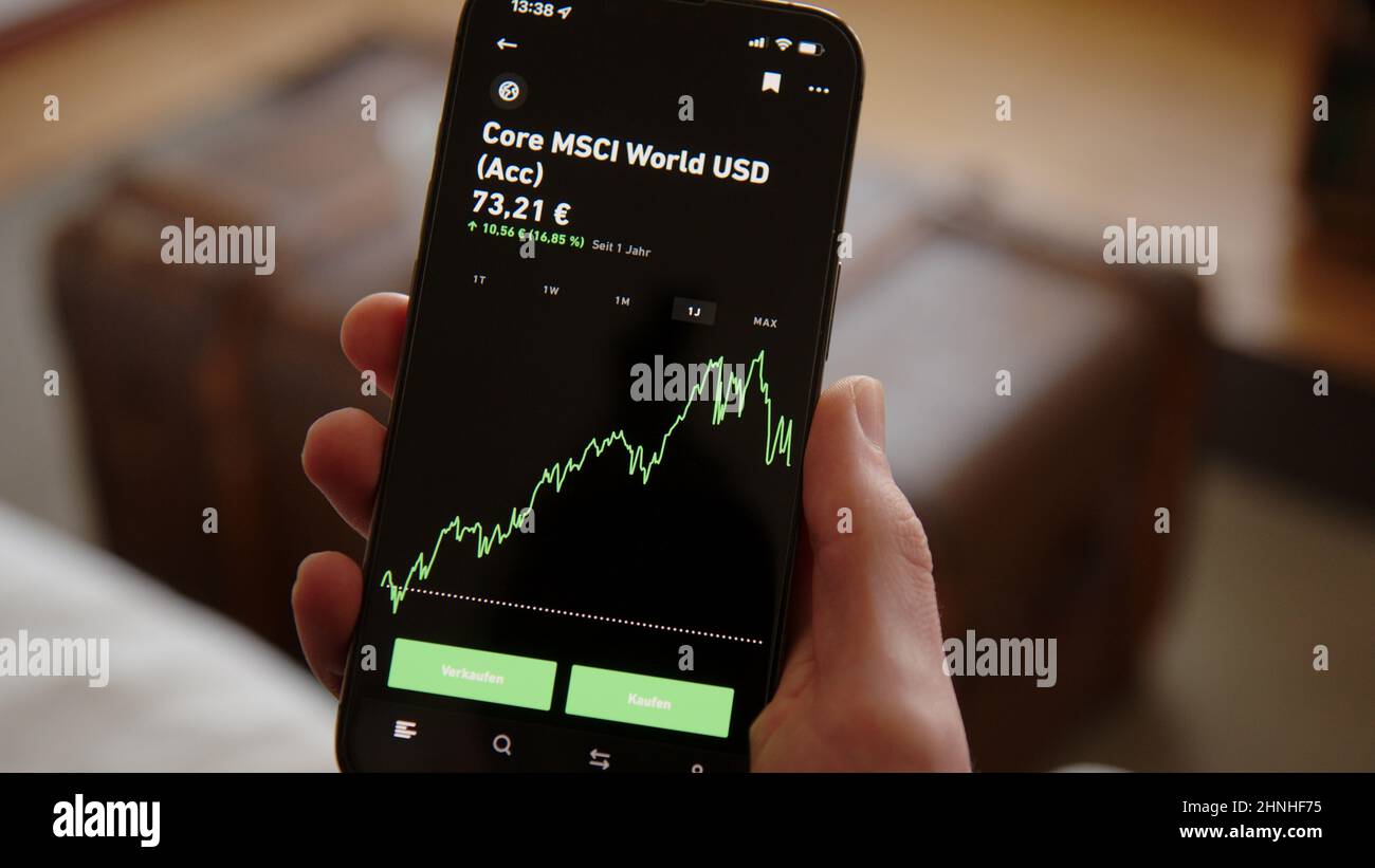 Öffnen Sie die Trade Republic App, um die steigende Grafik von ETF und Investitionen zu Hause zu überprüfen. Online-Broker. Stockfoto