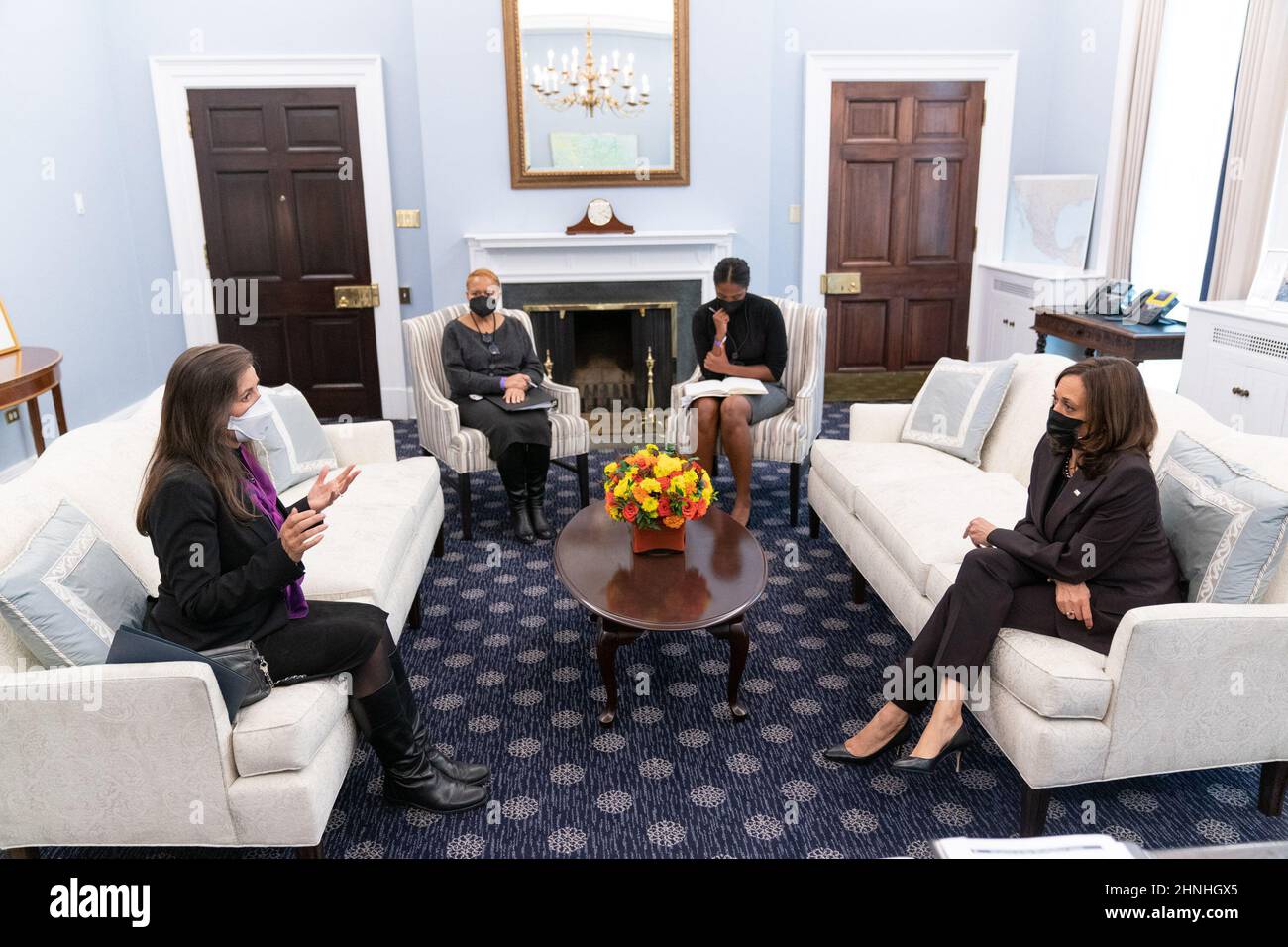 Washington, District of Columbia, USA. 2nd. November 2021. Vizepräsidentin Kamala Harris trifft sich am Dienstag, den 2. November 2021, mit der Bürgermeisterin von Oakland, Libby Schaaf, in ihrem Büro im Westflügel des Weißen Hauses. (Foto von Lawrence Jackson) Quelle: White House/ZUMA Press Wire Service/ZUMAPRESS.com/Alamy Live News Stockfoto